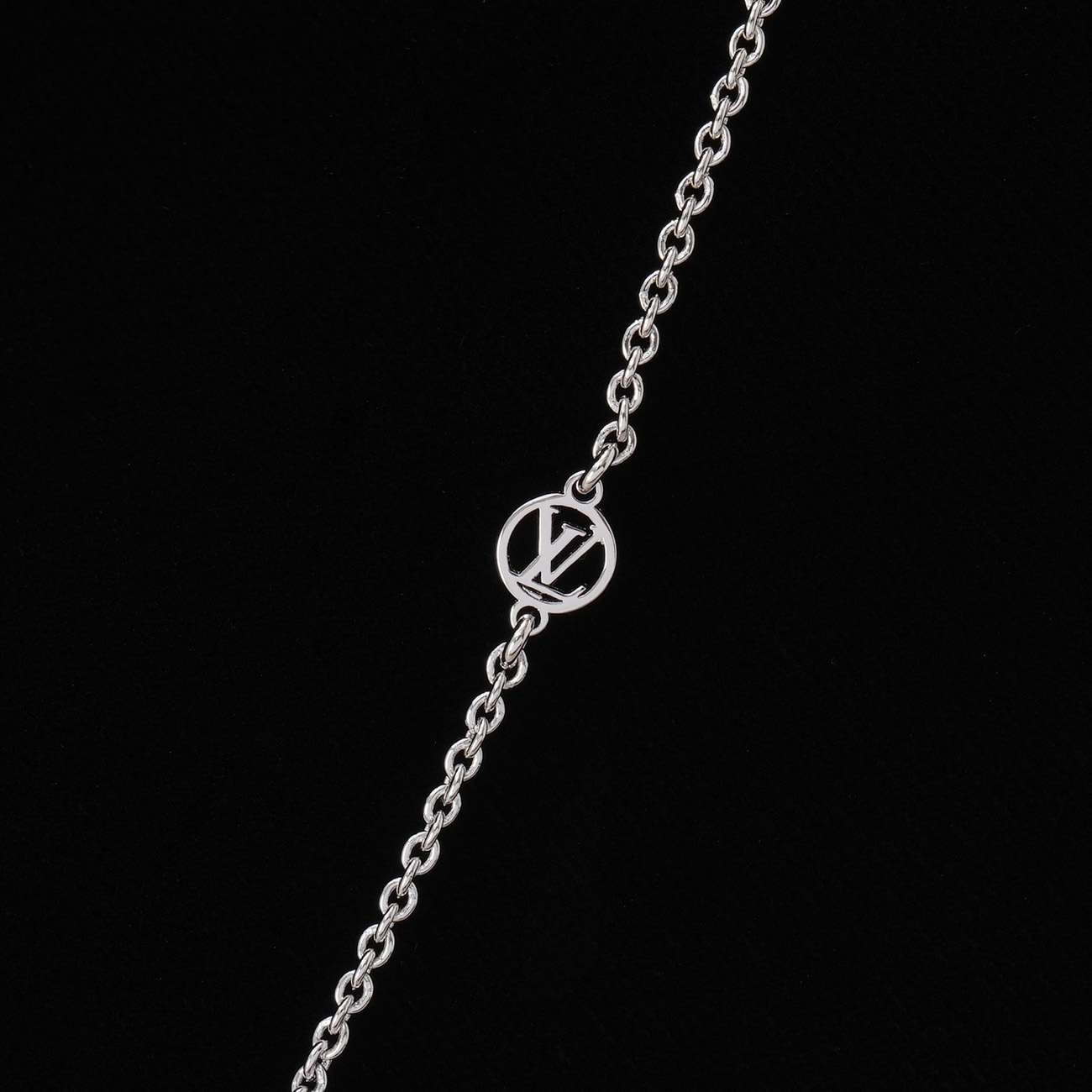 LOUIS VUITTON(USED)루이비통 V 에센셜 네크리스 실버